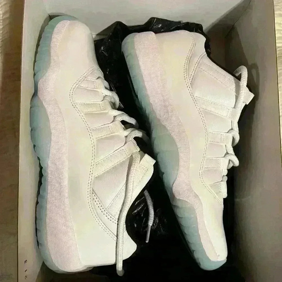 Jordan 11 Lows Legend Blue - Picture 1 of 4